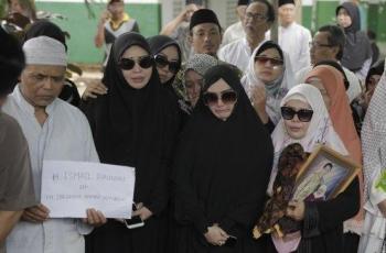 Air Mata Eddies Adelia Tumpah di Pemakaman Sang Ayah