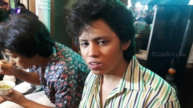 Sosok Aliando Syarief saat memerankan Dono Warkop DKI. (Sumarni/Suara.com)