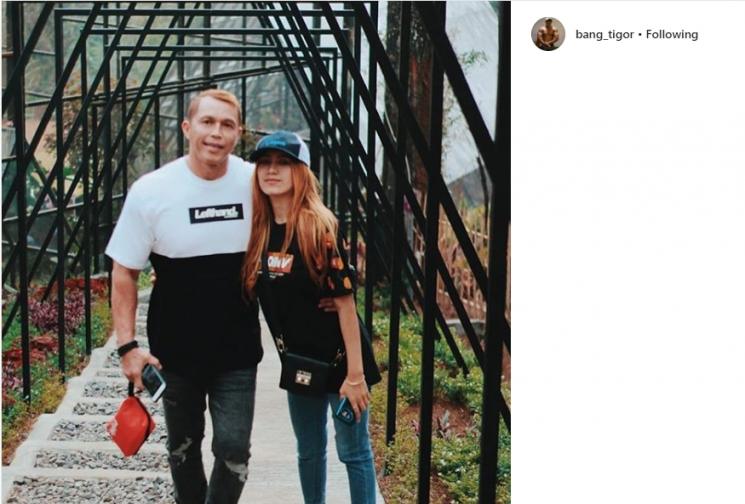 Bang Tigor dan pacar barunya. (Instagram/@bang_tigor)