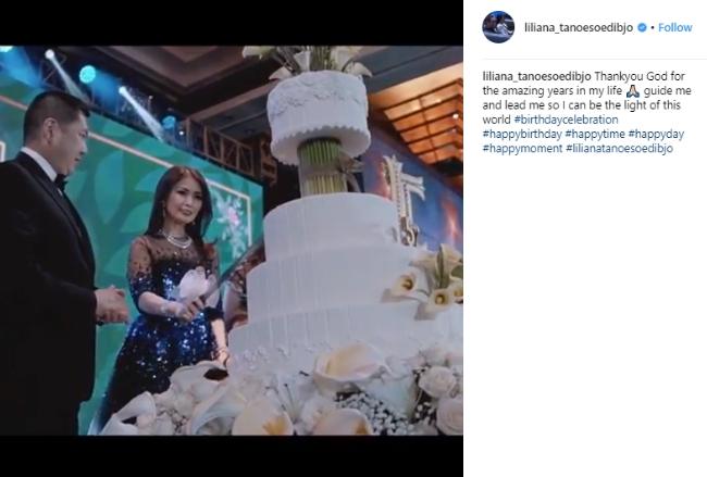 Liliana Tanoesoedibjo saat memotong kue. (Instagram/@liliana_tanoesoedibjo)