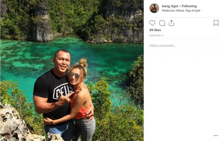 Bang Tigor dan pacar barunya. (Instagram/@bang_tigor)
