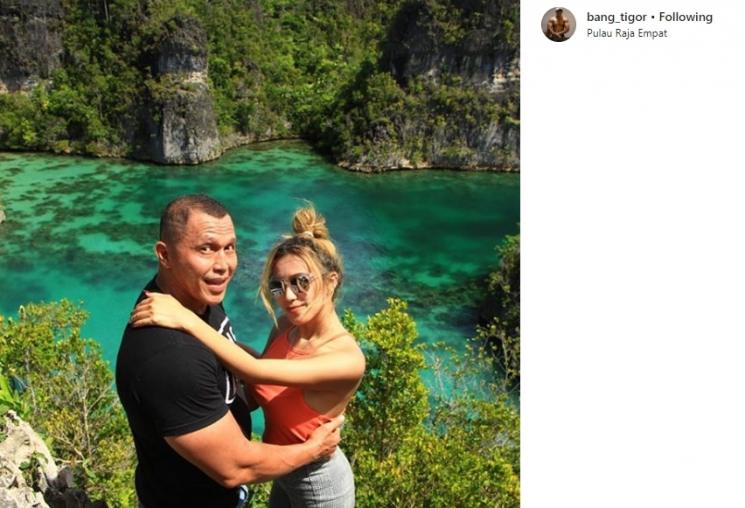 Bang Tigor dan pacar barunya. (Instagram/@bang_tigor)
