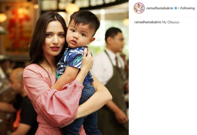 Nia Ramadhani dan Magika. (Instagram/@ramadhaniabakrie)