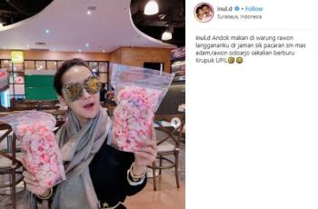 Inul Daratista berpose dengan kerupuk upil. (Instagram/@inul.d)