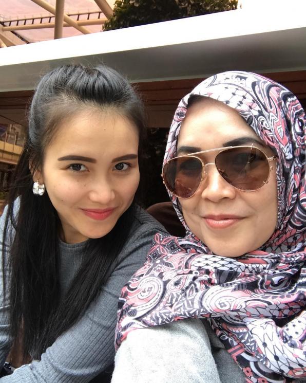 Ayu Ting Ting dan ibunya, Umi Kalsum. (Instagram/@mom_ayting92_)