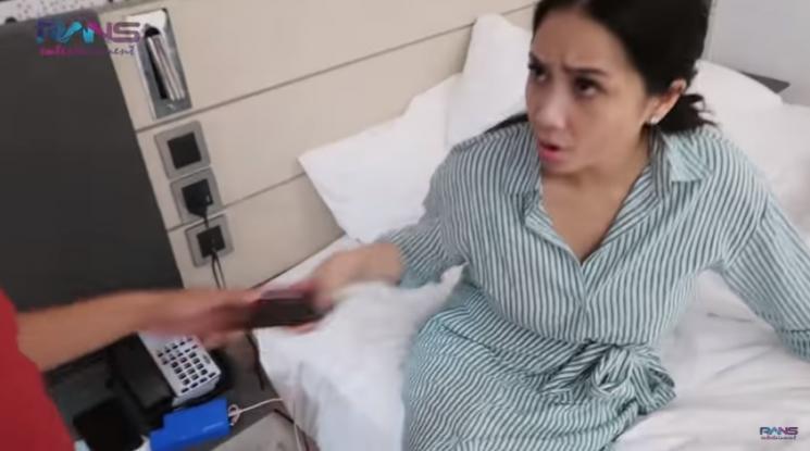 Nagita Slavina rebut handphonenya dari Raffi Ahmad. (YouTube/Rans Entertainment)