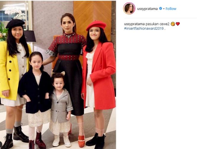 Ussy Sulistyawati dan keempat putrinya. (Instagram/@ussypratama)
