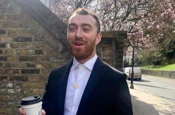 Heboh Sam Smith Kedapatan Cium Mesra Kekasih Lelakinya di Tepi Jalan