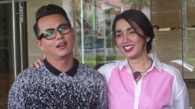 Ussy Sulistiawaty dan Andhika Pratama (Suara.com/Wahyu Tri Laksono)