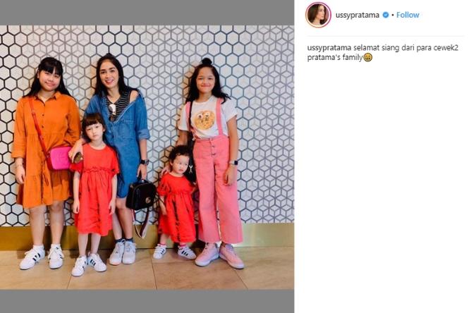 Ussy Sulistiawaty dan keempat putrinya, (Instagram/@ussypratama)