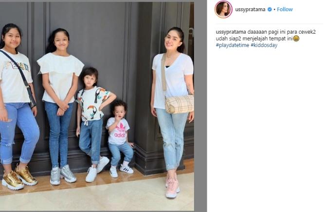 Ussy Sulistiawaty dan keempat putrinya, (Instagram/@ussypratama)