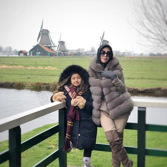 Amy Qanita cantik dengan mantel bulu warna abu-abu. [Instagram]