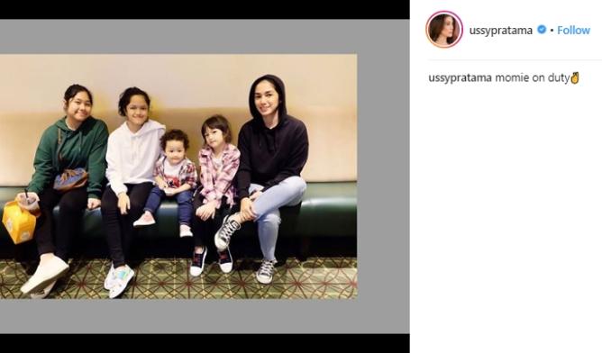 Ussy Sulistiawaty dan keempat putrinya, (Instagram/@ussypratama)
