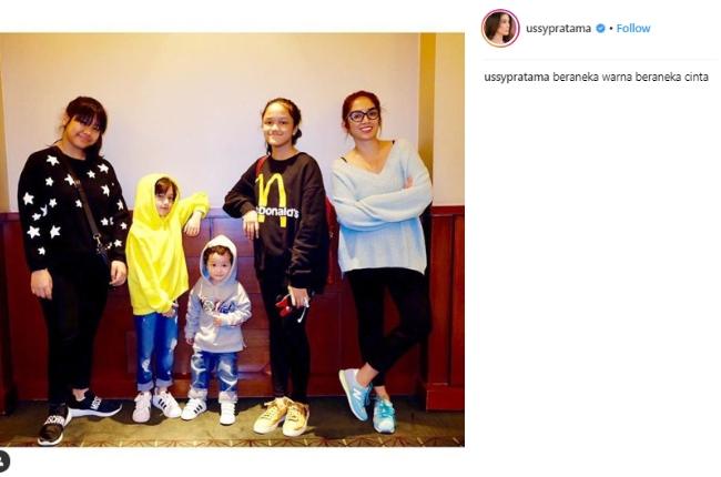 Ussy Sulistiawaty dan keempat putrinya, (Instagram/@ussypratama)