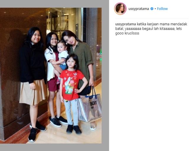 Ussy Sulistiawaty dan keempat putrinya, (Instagram/@ussypratama)