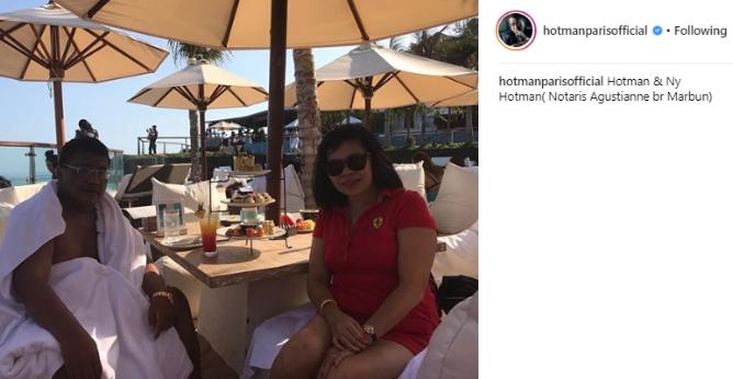 Hotman Paris dan sang istri. (Instagram/@hotmanparisofficial)