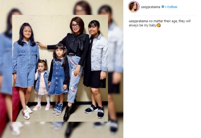 Ussy Sulistiawaty dan keempat putrinya, (Instagram/@ussypratama)
