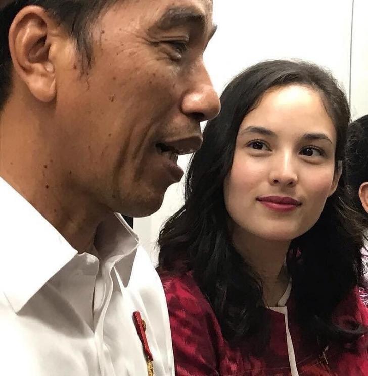 Chelsea Islan duduk berdampingan dengan Jokowi di MRT. [Instagram]