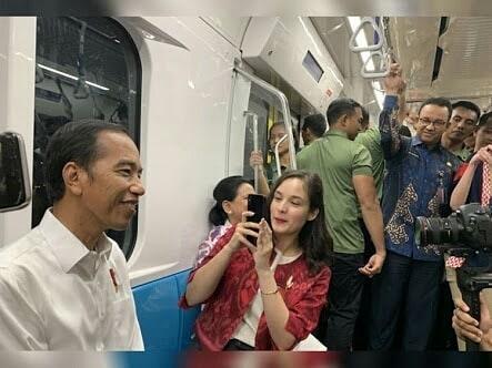 Chelsea Islan memotret Jokowi. [Instagram]