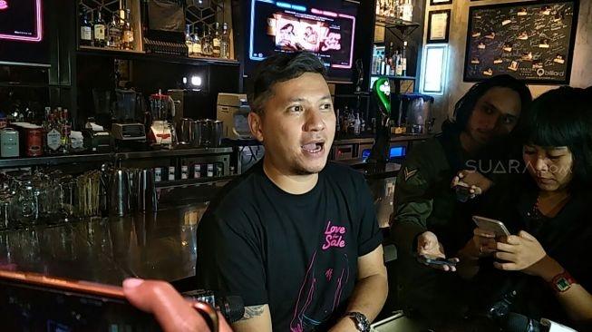 Gading Marten di sela-sela jumpa pers film Love for Sale, Jakarta, (7/3/2018) (Suara.com/Sumarni)