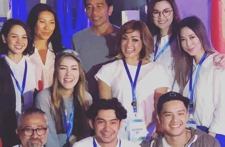 Presiden Jokowi dikerubuti artis cantik saat meresmikan MRT. [Instagram]
