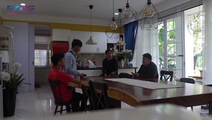 Asisten Raffi Ahmad. (Youtube/@RANSEntertainment)