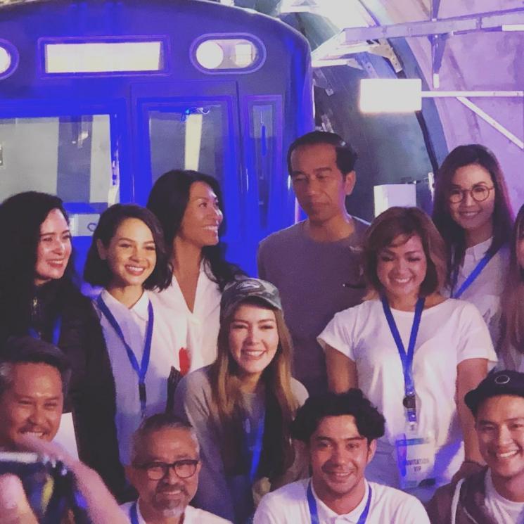 Anggun C Sasmi dan beberapa artis lainnya berfoto bareng Jokowi. [Instagram]  