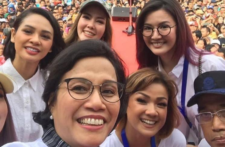 Presiden Jokowi dikerubuti artis cantik saat meresmikan MRT. [Instagram]