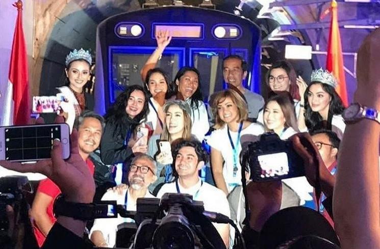 Presiden Jokowi dikerubuti artis cantik saat meresmikan MRT. [Instagram]