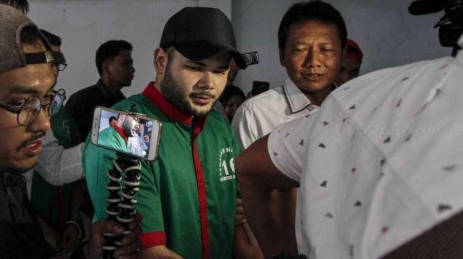 Penyanyi dangdut Ridho Rhoma menjalani pemeriksaan di markas BNN Pusat, Cawang, Jakarta Timur, Kamis (30/3/2017). (suara.com/Kurniawan Mas'ud)