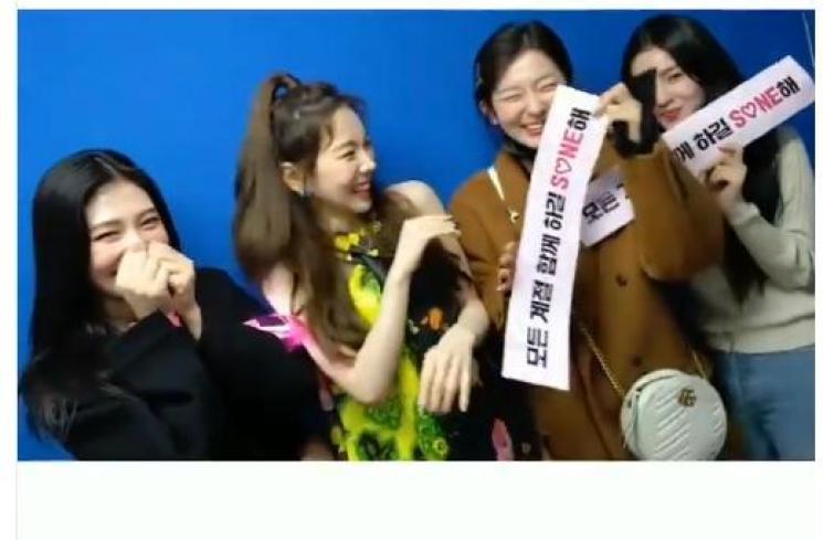 Taeyeon SNSD dan Red Velvet (Twitter/@SMTOWNGLOBAL)