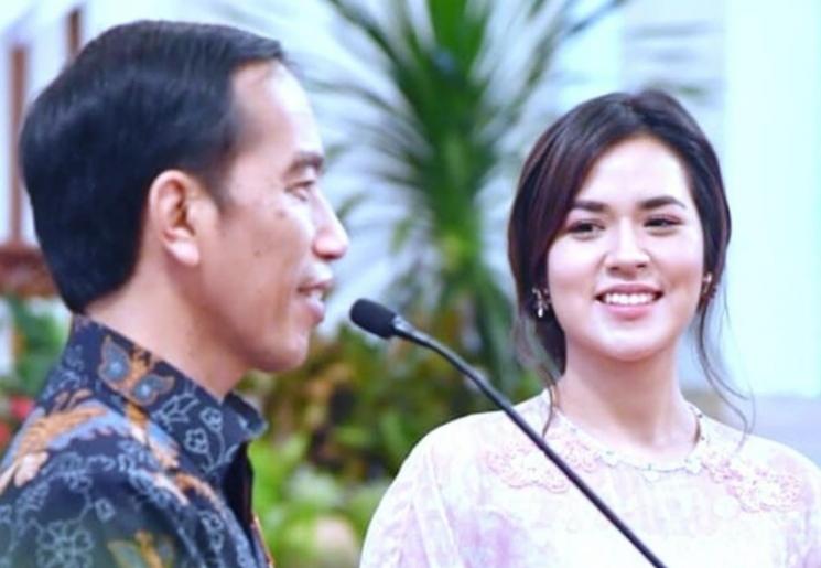 Foto viral Chelsea Islan menatap Jokowi. (Istimewa)