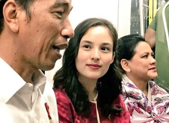 Foto viral Chelsea Islan menatap Jokowi. (Twitter/@GiaPratamaMD)