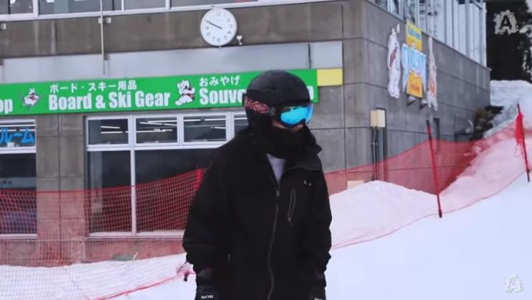 Alleia Anata Irham sedang belajar main ski. (Youtube/@ArielNoah)