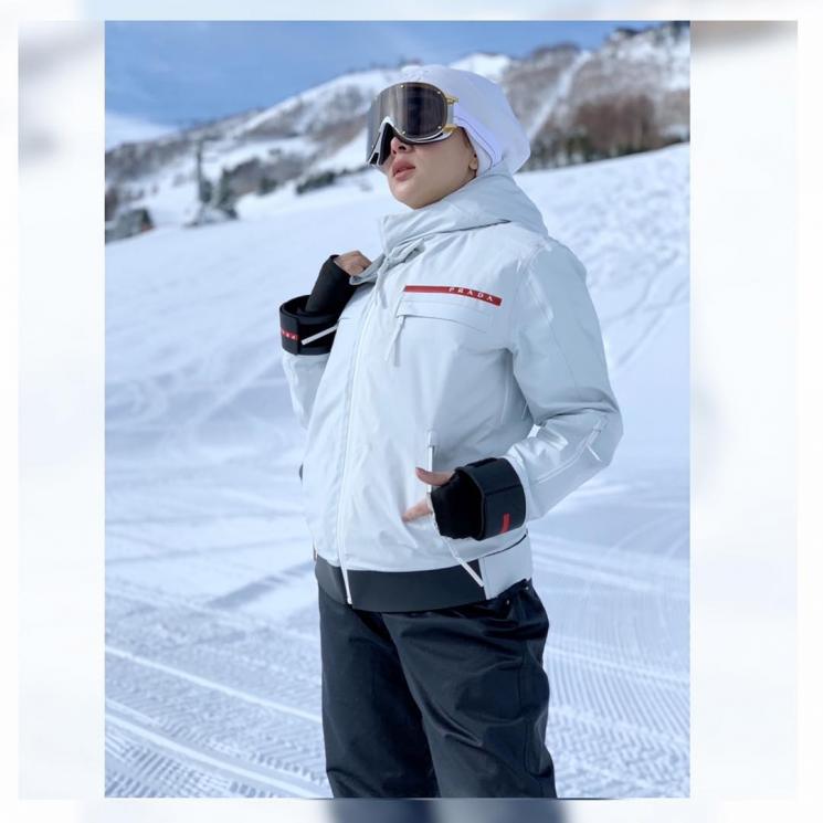 Syahrini di atas hamparan salju. [Instagram]