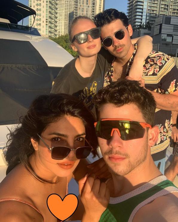 Priyanka Chopra sekeluarga liburan di Miami (Instagram/@priyankachopra)