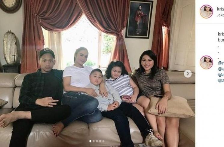 Krisdayanti bersama anak-anaknya. (Instagram/@krisdayantilemos)