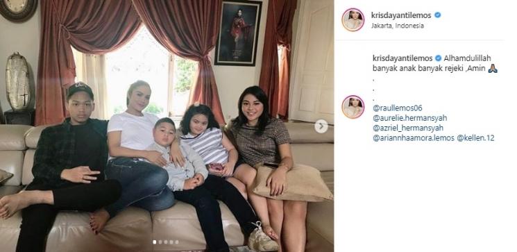 Krisdayanti bersama anak-anaknya. (Instagram/@krisdayantilemos)