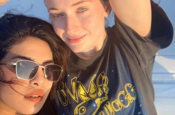 Jelang Menikah, Priyanka Chopra Selfie Gemes dengan Sophie Turner