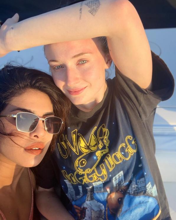 Priyanka Chopra dan Sophie Turner di Miami (Instagram/@priyankachopra)
