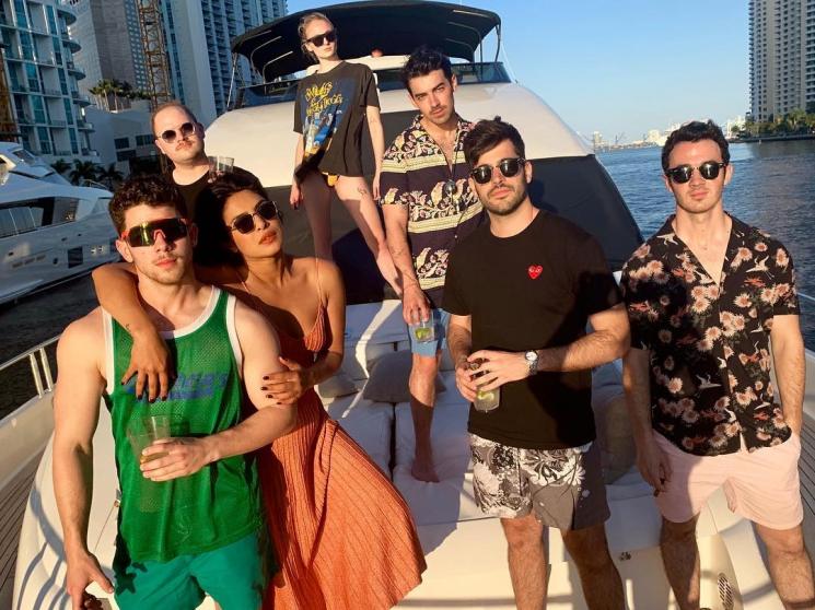 Priyanka Chopra sekeluarga liburan di Miami (Instagram/@priyankachopra)