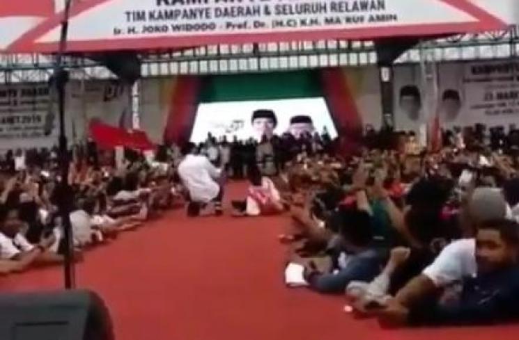 Iriana Jokowi jatuh terjengkang saat temani suaminya kampanye. [Instagram]