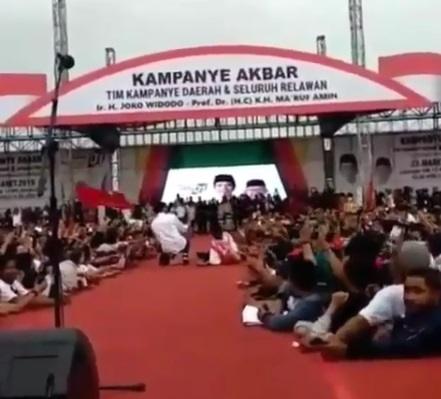 Iriana Jokowi jatuh terjengkang saat temani suaminya kampanye. [Instagram]