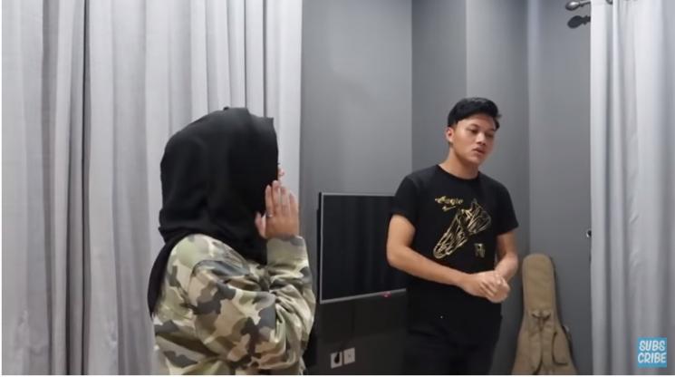 Rizky Febian mengaku sudah melakukan doa dan pengajian untuk rumah barunya. (Youtube/@PutriDelina)