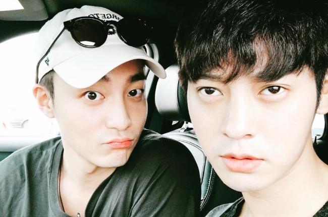 Roy Kim dan Jung Joon Young. (Instagram/@sun4finger)