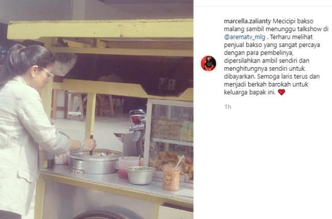 Marcella Zalianty ambil bakso sendiri. (Instagram/@marcella.zalianty)