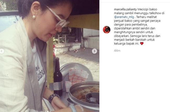 Marcella Zalianty ambil bakso sendiri. (Instagram/@marcella.zalianty)