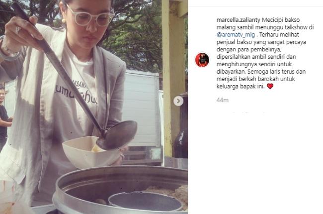 Marcella Zalianty ambil bakso sendiri. (Instagram/@marcella.zalianty)