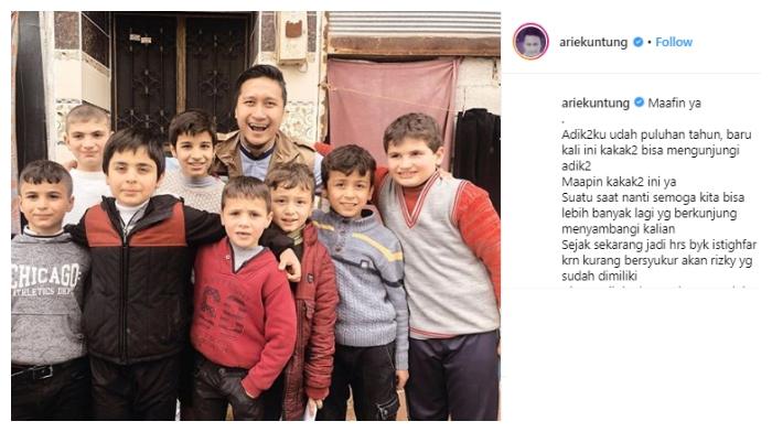Arie Untung dan pengungsi Suriah, Palestina di Turki. (Instagram/@ariekuntung)