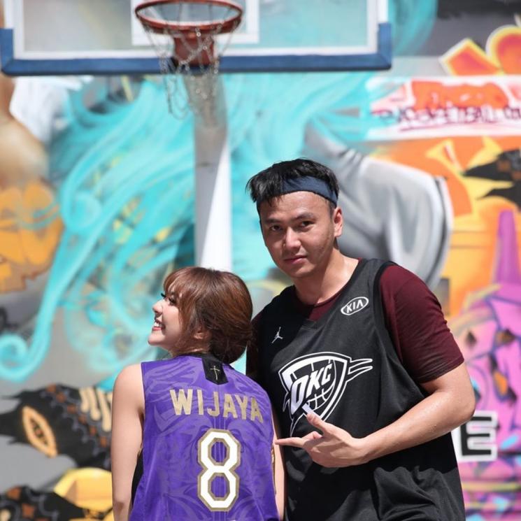 Gisella Anastasia pakai kaus basket bertuliskan "Wijaya". [Instagram]